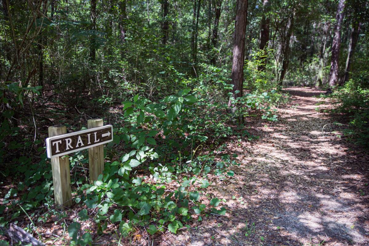 Trail Marker and Entry in Lakewood Park